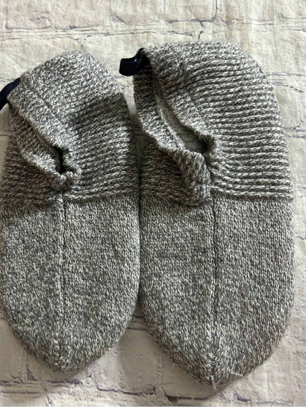 BOMBAS GRIPPER SLIPPERS COZY GRAY KNIT PULL AT COLLAR SIZE MEDIUM